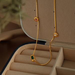 Collar de Circonio Verde Estilo Vintage Francés, Chapado en Oro de 18K, Cadena Geométrica para Clavícula, Elegante Estilo Nórdico, Joyería de Regalo - Product Image 3