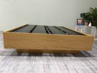 Cadre de lit d'hôtel de luxe cinq étoiles en acier de 17 pouces avec finition couleur bois, plateforme métallique avec système de maintien de matelas encastré, tailles Queen/King