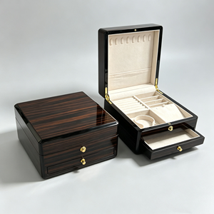Boîte à montres carrée en bois grainé noir avec tiroir et doublure en faux daim - Product Image 1