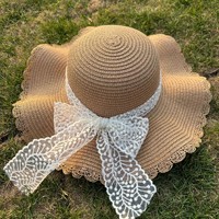 Sombrero de Paja para Mujer con Borde Ondulado, Protección UV, Plegable, para Playa y Vacaciones de Verano, Venta al por Mayor, Personalizable con Lazo de Encaje