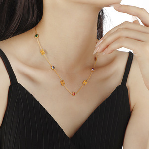 Set di Gioielli Classico e Trendy in Acciaio al Titanio con Zirconi Colorati, Collana e Bracciale con Lettere, Placcato Oro in Acciaio Inossidabile con Diamanti - Product Image 3