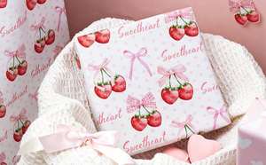 Papel de regalo artístico original, lindo, rosa, con forma de lazo, con diseño de fresa dulce. - Product Image 1