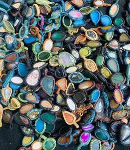 Collar de Macramé con Piedras Curativas, Mezcla de Piedras de Diferentes Formas, Collar de Macramé con Hilo de Colores Variados, Estilo Boho - Product Image 1