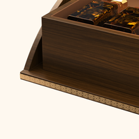 Organisateur de flacons de parfum en bois de qualité supérieure avec insert découpé sur mesure, intérieur brun classique pour une présentation élégante des parfums