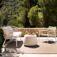 Ensemble de salon minimaliste créatif en rotin pour l'extérieur avec petite table basse, mobilier de patio tressé design pour balcon
