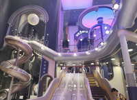 Aire de jeux intérieure moderne personnalisée avec néons, multi-niveaux, toboggan tubulaire, piscine à balles et zone trampoline pour centre commercial et FEC