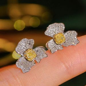 Xinfly 18k ต่างหูเม็ดเดี่ยวรูปกลีบดอกกุหลาบสีเหลืองทองคำบริสุทธิ์ประดับเพชรธรรมชาติ - Product Image 3