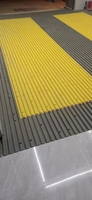 Dalles de sol modernes en PP modulaires à emboîtement, antidérapantes, imperméables, carrées, pour atelier intérieur, lavage de voitures, connexion sans joint