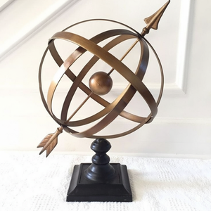 Esfera celestial de latón giratorio armilar con detalles decorativos para una estantería náutica refinada y colocación en la Mesa - Product Image 1