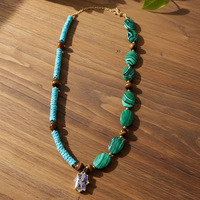 Collier ras du cou multicolore à perles mélangées avec pendentif décoratif, chaîne de cou rétro ajustable pour femme, idéal pour le quotidien, les fêtes ou comme cadeau