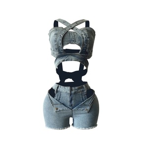 Ensemble assorti 2 pièces en jean pour femme, style streetwear Y2K : Crop top à bretelles croisées et découpes, et short moulant à ourlet brut et ajouré - Product Image 2
