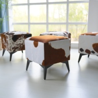 Pouf carré en similicuir avec structure en bois, repose-pieds moderne pour changer de chaussures, idéal pour salon, chambre et entrée