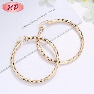 Pendientes <span class=keywords><strong>de</strong></span> Aro Económicos Nuevos y Elegantes para Chicas con Diseño Giratorio <span class=keywords><strong>de</strong></span> Diamantes en Oro <span class=keywords><strong>de</strong></span> 18K, <span class=keywords><strong>Aretes</strong></span> Tipo Huggie Bañados en Oro <span class=keywords><strong>de</strong></span> 18K - Product Image 6