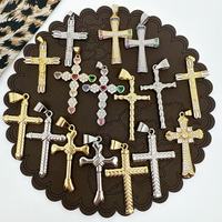 Collection de pendentifs croix multi-styles en micro-pavé CZ, avec pierres colorées en forme de cœur, design corde texturée, bambou et os, empilables