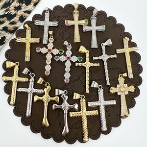 Micro Pave CZ Kruzifix mit Farbsteinen, Herzform, gestapeltes, strukturiertes Seil- und Bambus-Knochen-Design, Multi-Style Kreuzanhänger-Kollektion - Product Image 1