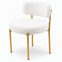 Chaise d'appoint moderne en tissu Teddy moelleux, avec structure en métal doré titane, élégante pour la décoration de réception de mariage
