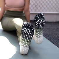Vente en gros de chaussettes de yoga Gym Grip pour femmes Chaussettes à la cheville et dos nu Semelle en silicone souple antidérapante Barre de danse Ballet Pilates tricotée