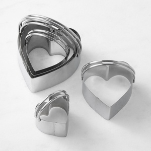 Lot de 5 <span class=keywords><strong>emporte</strong></span>-pièces en acier inoxydable en forme de cœur avec poignée, résistants au four, compatibles lave-vaisselle, non toxiques, moules en métal en forme de cœur pour la Saint-<span class=keywords><strong>Valentin</strong></span> - Product Image 2