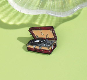Spilla da bavero morbida in metallo in lega con design a giradischi in vinile e cartoni animati, distintivo smaltato Magic <span class=keywords><strong>Academy</strong></span> per bagagli e souvenir cinematografici, vendita all'ingrosso - Product Image 1