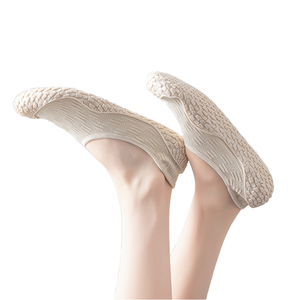 รองเท้ากีฬาในร่มแบบสวม น้ำหนักเบา ระบายอากาศได้ดี ไม่ลื่น ซับแรงกระแทก พื้นนุ่ม เหมาะสำหรับโยคะ ฟิตเนส และกระโดดเชือก - Product Image 2