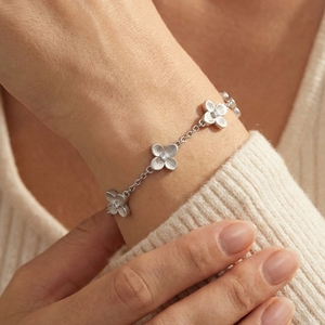 [Salon international de la bijouterie de Hong Kong] Bracelet à maillons floraux en argent mat avec accents de zircon cubique, délicat et raffiné - Product Image 2