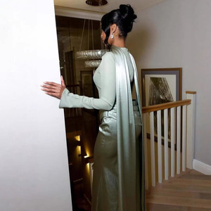 Elegante Vestido de Noche de Manga Larga con Cuello Alto y Pliegues, Diseño de Cola de Pez Ajustado para Banquetes y Eventos Formales - Product Image 2