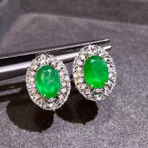 Boucles d'oreilles en or massif 18 carats avec émeraude naturelle ovale de 2,4 carats, saphir blanc et diamants incrustés – Bijoux en pierres précieuses fines - Product Image 3