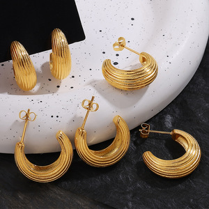 Boucles d'oreilles créoles en forme de C plaquées or en acier inoxydable, bijoux tendance, collection été 2025 - Product Image 1