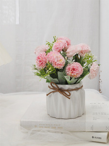 Arreglo de Flores Artificiales en Jarrón de Cerámica Blanco con Rosas Rosa Melocotón y Hojas Verdes para Decoración de Escritorio Interior - Product Image 6