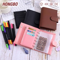 Boîte cadeau Hongbo pour papeterie/bureau/école avec un classeur de budget luxueux A7 en cuir de litchi, des marqueurs, des enveloppes et un carnet de paie