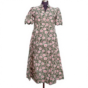 Robe midi éco-responsable en coton pour femme Kangura, coupe trapèze, motif floral moderne, col en V, manches courtes, respirante, avec boutons décoratifs, idéale pour le bureau - Product Image 3