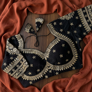 Blouse de mariée indienne prête à porter en soie Vichitra noire de créateur, avec broderie traditionnelle et motif au dos, pour sari - Product Image 2