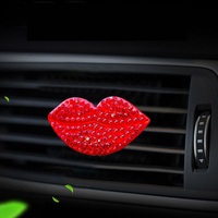 Diffuseur d'aromathérapie de luxe pour voiture, motif lèvres rouges diamantées, à fixation sur grille d'aération, avec capteur de vibration et fonctions d'air frais