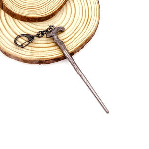 سلسلة المفاتيح الأكثر مبيعًا بنمط جديد من لعبة السيف الصغير والنصل - Product Image 6