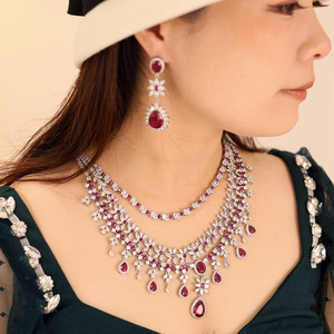 <span class=keywords><strong>Set</strong></span> di Gioielli con Frange Floreali, Collana, Orecchini e Bracciale in Zirconia Rosso Rubino e Verde Smeraldo, per Matrimoni e Feste Nuziali - Product Image 2