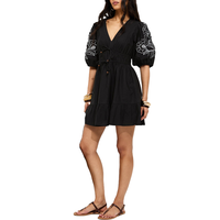 Robe mini noire brodée, col en V, manches bouffantes, fabrication directe d'usine Dongguan, OEM ODM disponible sur commande.