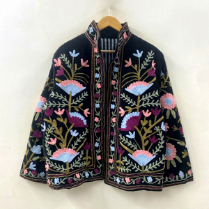 Chaqueta de terciopelo negro real premium para mujer, estilo tradicional rajastaní, abrigo corto tipo capa con diseño de diseñador, cálido para invierno, con apertura frontal. - Product Image 1
