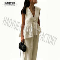 Ensemble tailleur élégant et décontracté pour femme, collection été 2026, couleur unie, haut sans manches col en V, gilet et pantalon avec boutons décoratifs, technique tissée