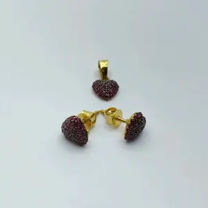 Magnifique ensemble de bijoux en or comprenant un pendentif en forme de cœur et des boucles d'oreilles assorties ornées de pierres rouges chatoyantes - Product Image 1