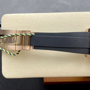 La nouvelle montre est de couleur gris ciment et est équipée du mouvement mécanique 4131 le plus stable. - Product Image 4