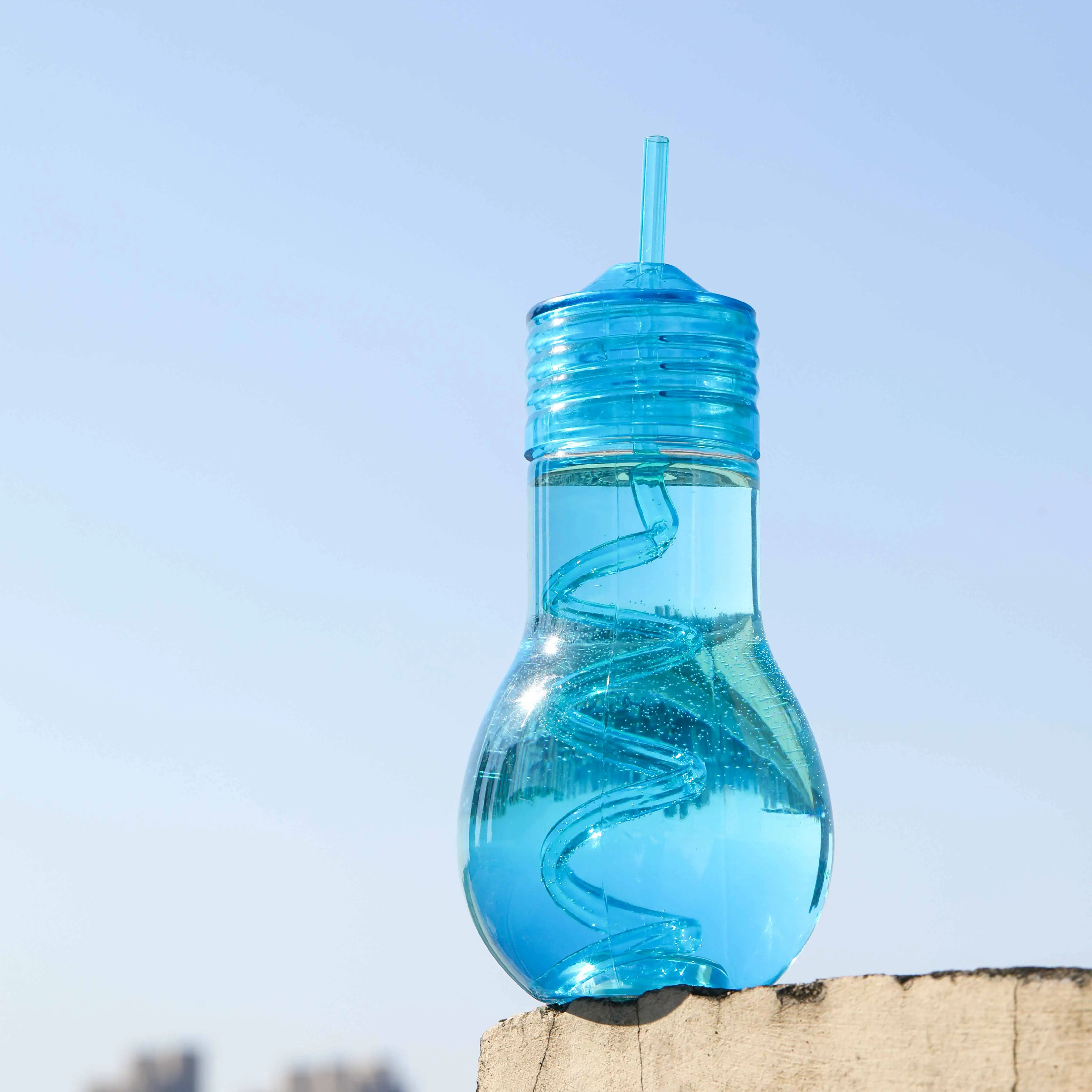 फैक्टरी प्रत्यक्ष रचनात्मक गर्म बिक्री 20 Oz 600 ml चमक चमकदार एलईडी प्रकाश बल्ब गर्मियों प्लास्टिक पेय रस पैकिंग की बोतलें