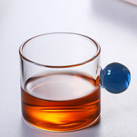 Tasse à café en verre soufflé à la main, résistante à la chaleur, de forme cylindrique, avec poignée en forme de boule colorée, design créatif et unique.