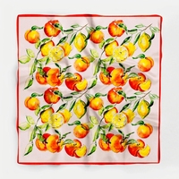Écharpe en soie imprimée d'un côté, motif fruits légers et frais, personnalisable