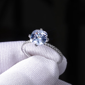 Anello Classico in Ottone a Quattro Punte con Diamante Coltivato in Laboratorio per Donne, Stile Minimalista per Matrimonio e Fidanzamento, Accessorio per Mano - Product Image 2