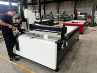 Máquina de grabado CNC Suda SK1325 para corte de madera, ventanas y puertas, con un solo husillo, ATC y enrutador de madera para corte de ventanas y puertas.