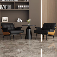 Fauteuil d'appoint moderne italien avec structure en bois massif, en cuir, pour salon, hôtel, ou projet de loisirs