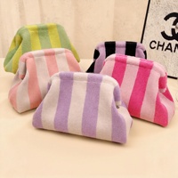 Pochette de maquillage en peluche à rayures colorées, motif personnalisé, mode hiver, pour femmes, voyage quotidien, rangement portable
