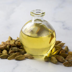 Оптовая цена на высококачественное кардамоновое масло для изготовления свечей и парфюмерии, <span class=keywords><strong>100</strong></span>% чистое органическое эфирное масло кардамона - Product Image 3