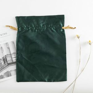 Sac à cordon en lin pour emballage domestique, sac cadeau de luxe biodégradable en mini satin velours avec logo personnalisé en relief pour maquillage et baseball - Product Image 6