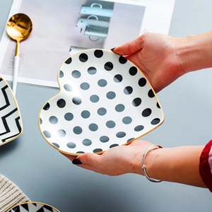 Platos de Postre Románticos en Forma de Corazón, Decoración de Mesa de Cerámica, Decoración del Hogar con Marco Dorado Geométrico en Blanco y Negro, Vajilla - Product Image 6